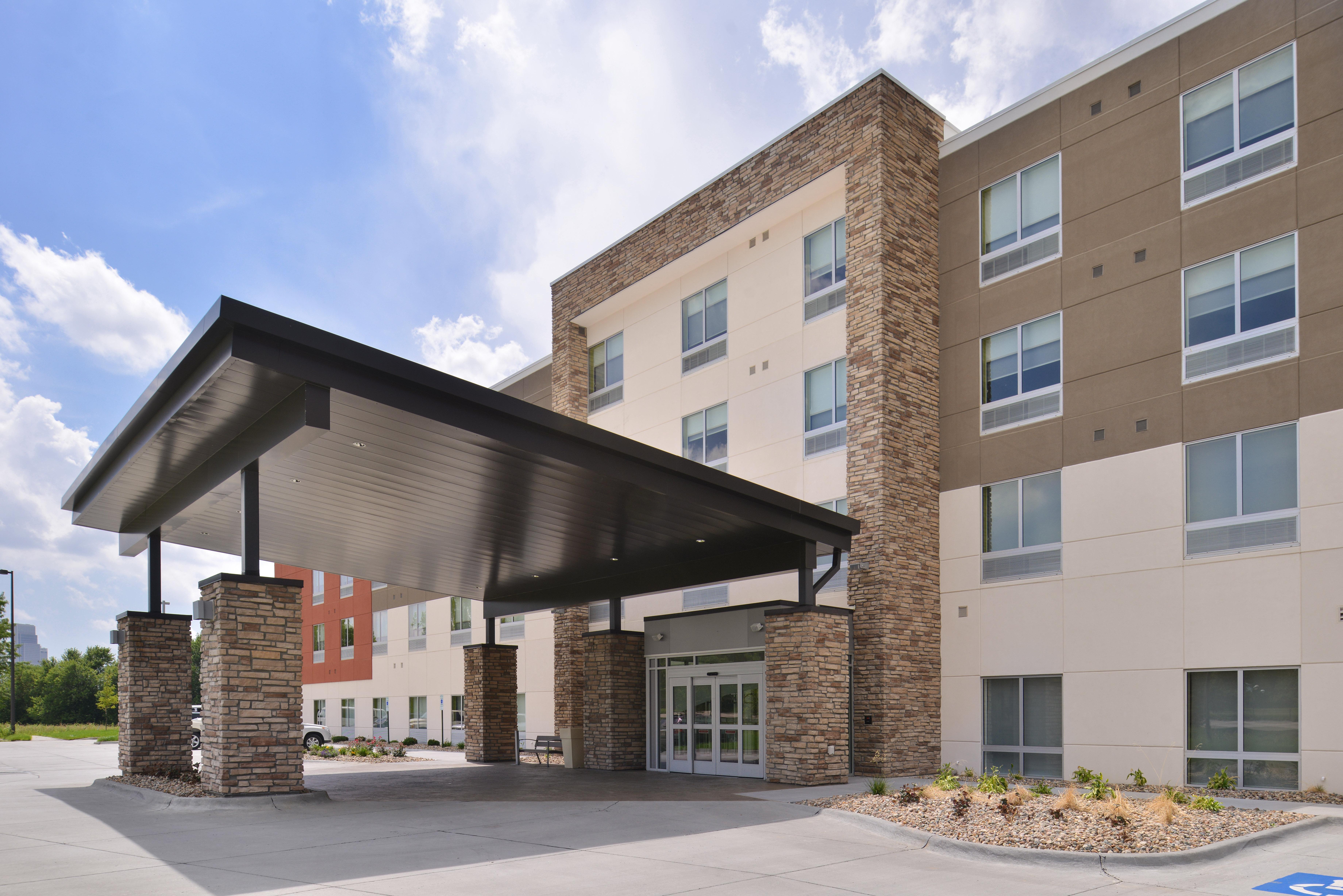 Holiday Inn Express & Suites Omaha Airport By Ihg Carter Lake Eksteriør billede